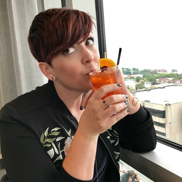 Meet your Posher, Lisa - Picture 2 of 7